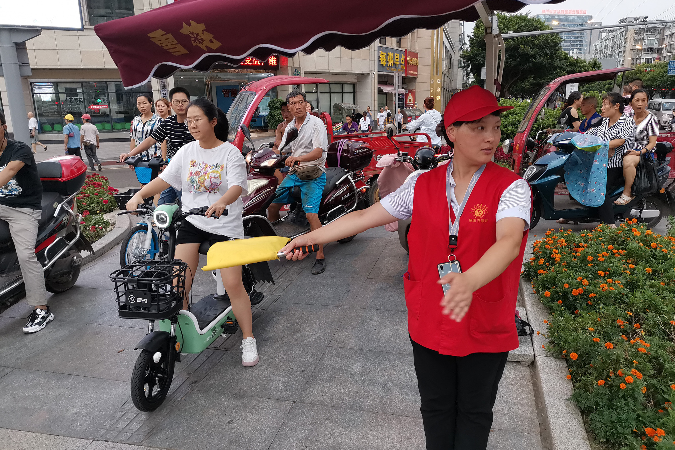 佳美公司文明交通勸導員文明正規(guī)的執(zhí)勤得到過往行人的支持和理解.jpg